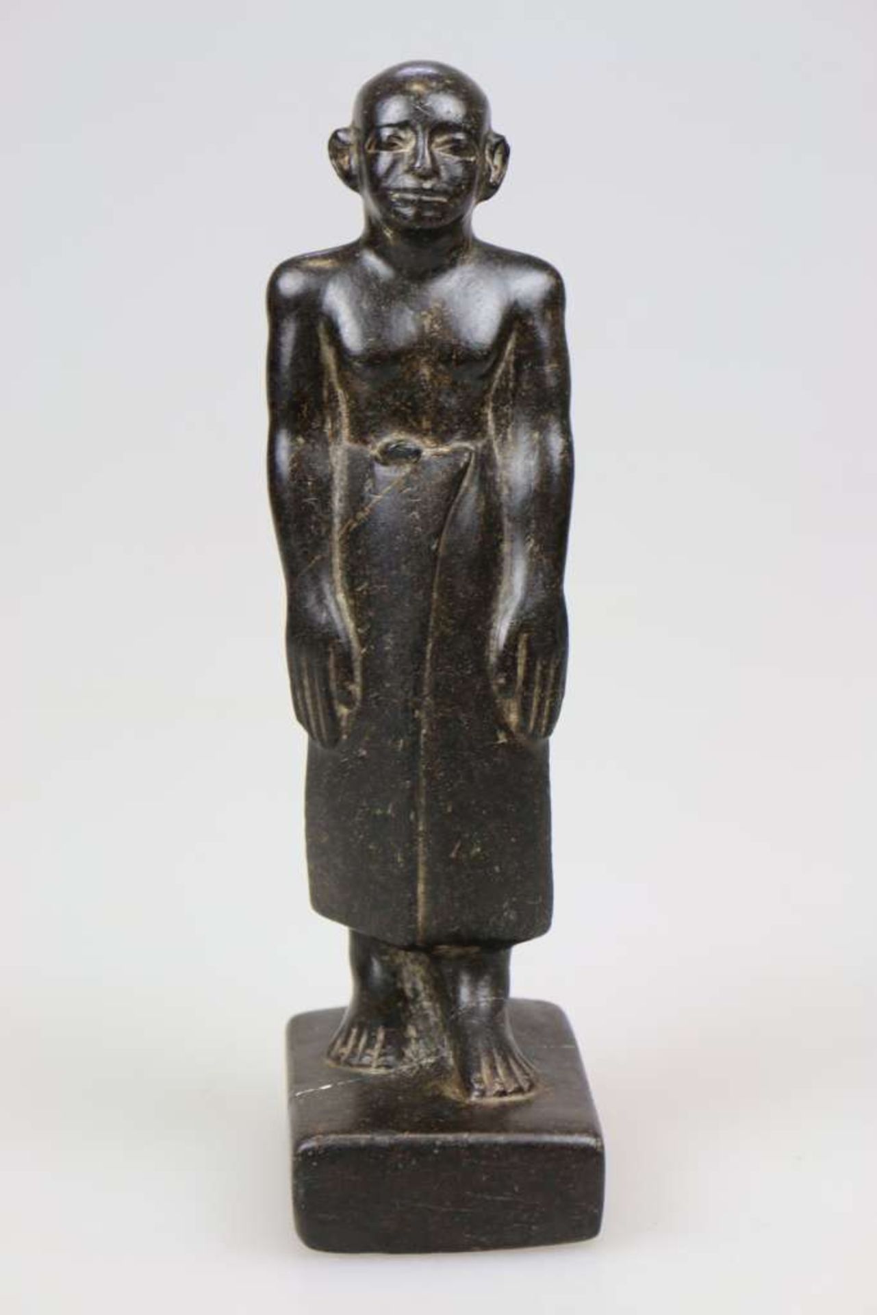 Ägypten, Statuette einer männlichen Figur mit langem Rock, wohl Priester, [...] - Bild 7 aus 8