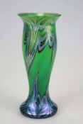 Glasvase Jugendstil, grünes Glas mit Lüsterung u.a. in leuchtendem Blau, Lila und [...]