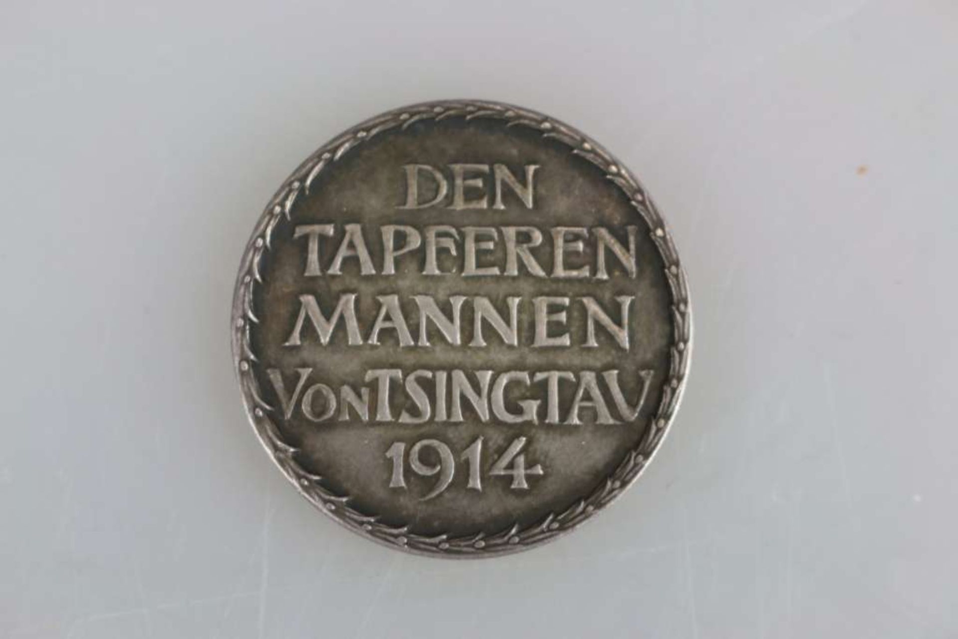 Silbermedaille 1914. Den tapferen Mannen von Tsingtau. Adler mit Lorbeerzweig in den Fängen.