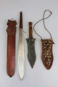 Zwei Messer: Machete, Nordafrika, Eisenklinge, Griff aus Holz mit Rinderrohhaut [...]