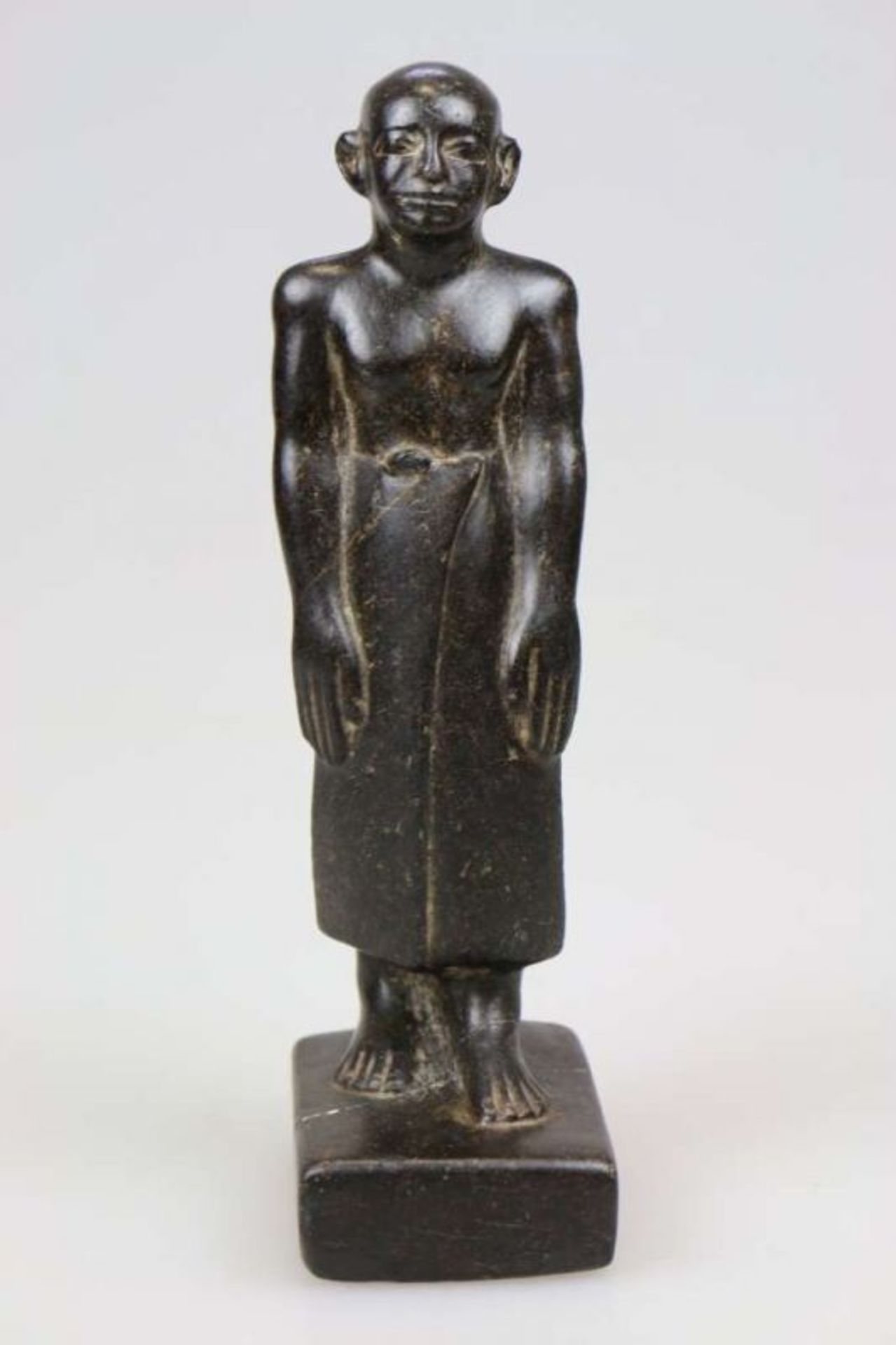 Ägypten, Statuette einer männlichen Figur mit langem Rock, wohl Priester, [...] - Bild 4 aus 8