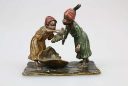 Bronzeminiatur, 20. Jh., "Die keifenden Fischhändler", farbig staffiert, wohl Wien. [...]