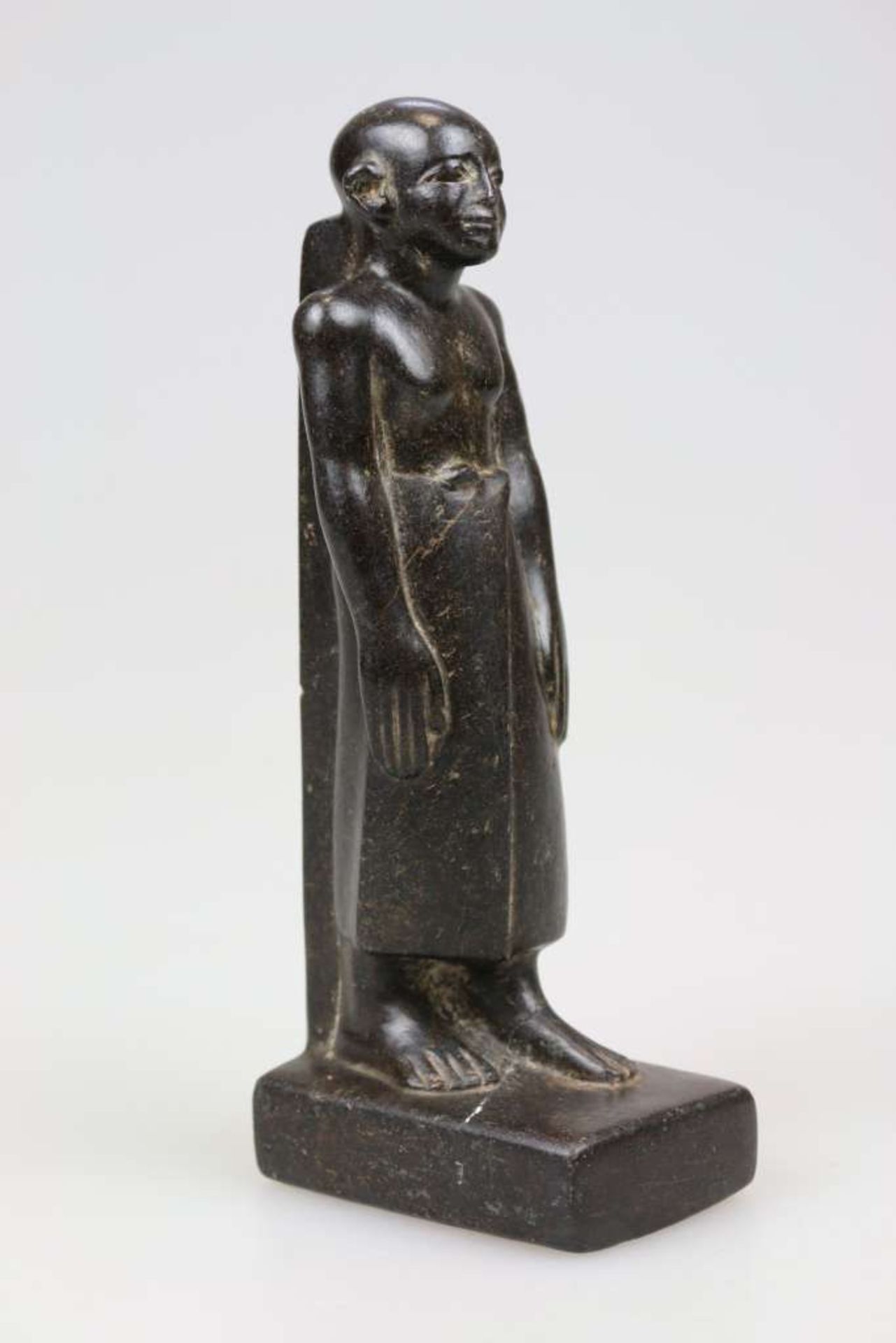 Ägypten, Statuette einer männlichen Figur mit langem Rock, wohl Priester, [...] - Bild 6 aus 8