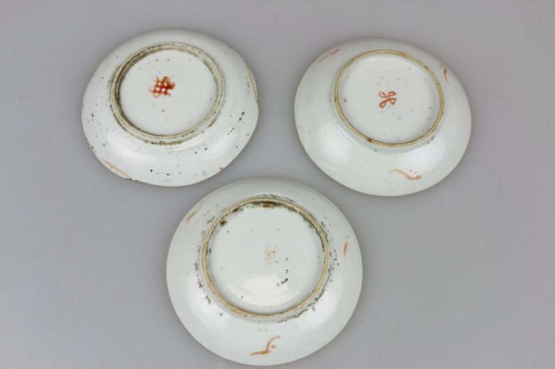 Drei kleine Teller, Porzellan, Japan, rote Markung am Stand, vermutlich 18 Jh.. D. [...] - Image 4 of 6