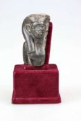 Ägypten, Büstentorso einer jungen Frau aus Granit. H. 9,5cm. Auf moderner Sockelung [...]