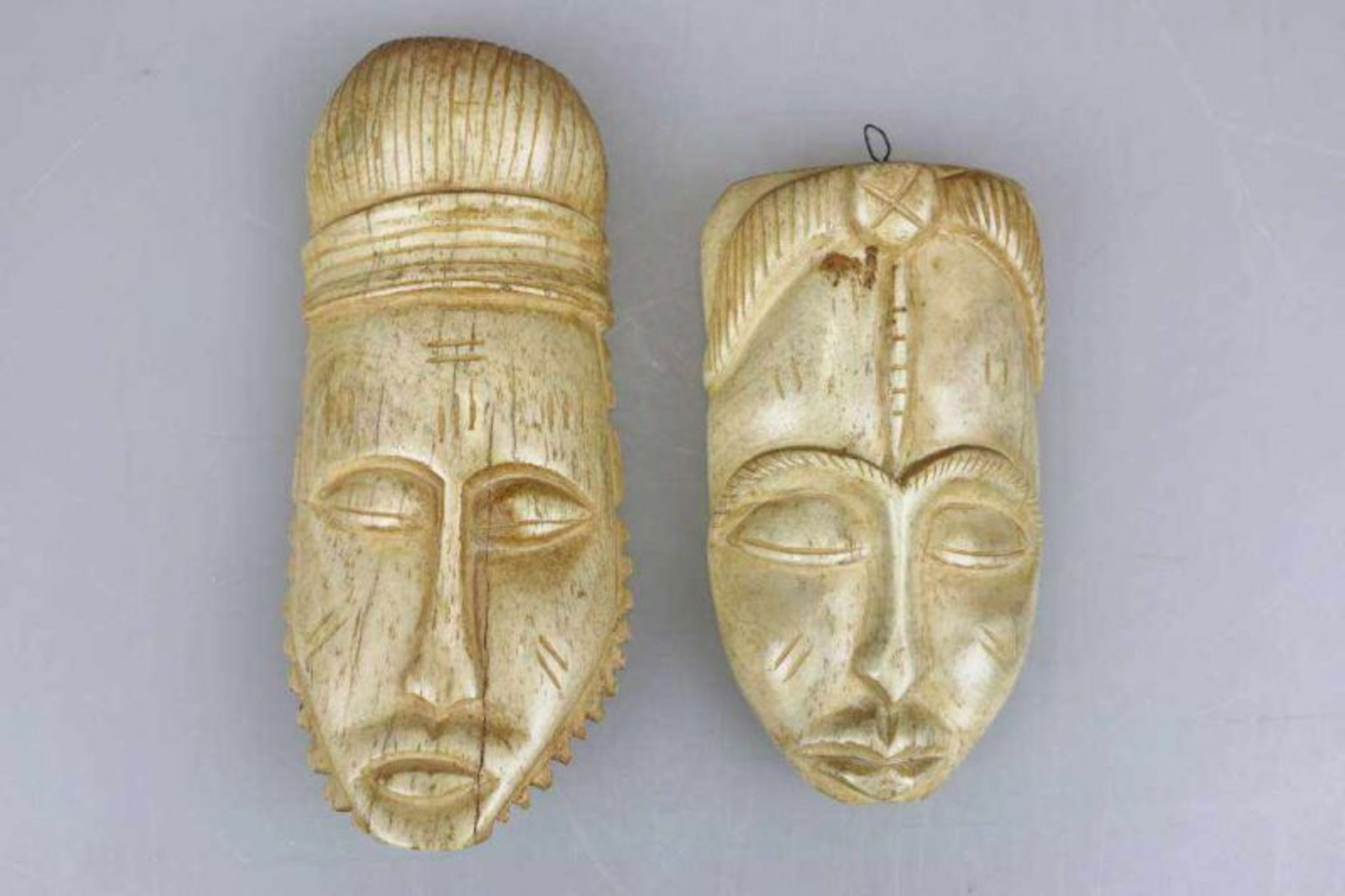 Zwei Schmuckmasken miniaturisiert, Afrika, Bein. H. 17 cm und 13,5 cm. - - Bild 2 aus 4
