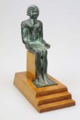 Ägypten, Bronzestatuette einer sitzenden Figur, vermutlich Darstellung des Imhotep. [...]