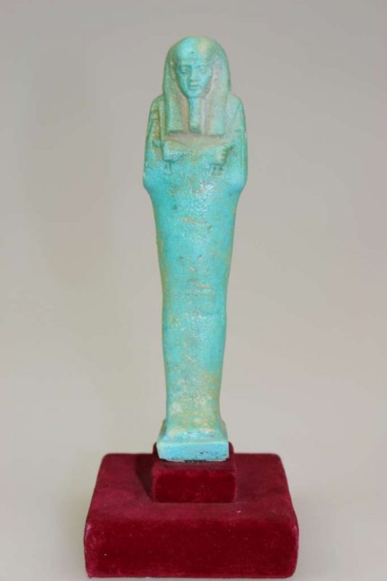 Ägypten, großer Ushebti, blaue Fayence, in Mumienform mit glatter Perücke, in den [...] - Bild 2 aus 4