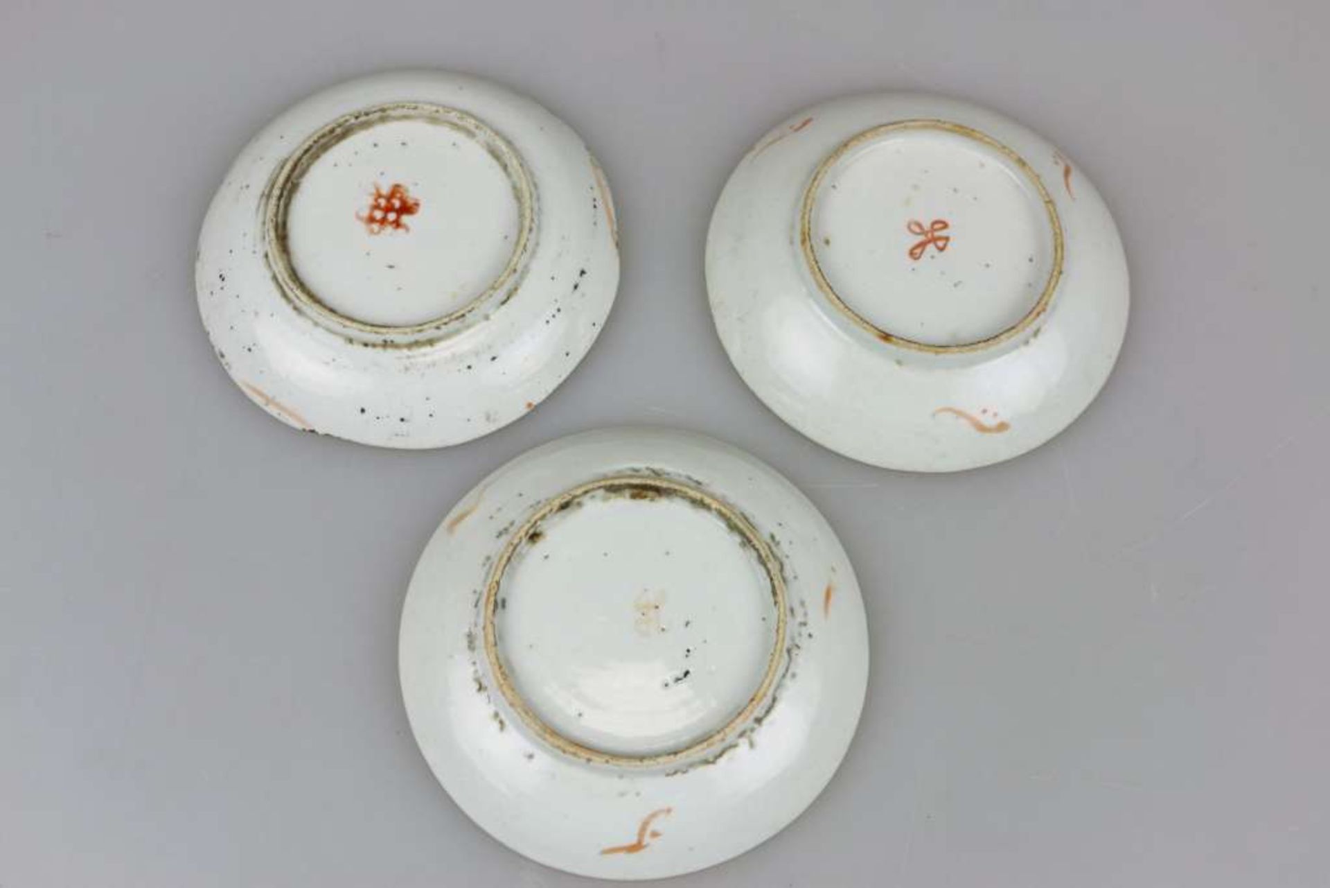Drei kleine Teller, Porzellan, Japan, rote Markung am Stand, vermutlich 18 Jh.. D. [...] - Image 6 of 6