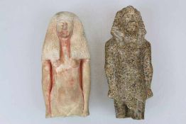 Ägypten, zwei Figuren: Fragment einer jugendlichen Herrscherfigur, Stein, die Hände [...]