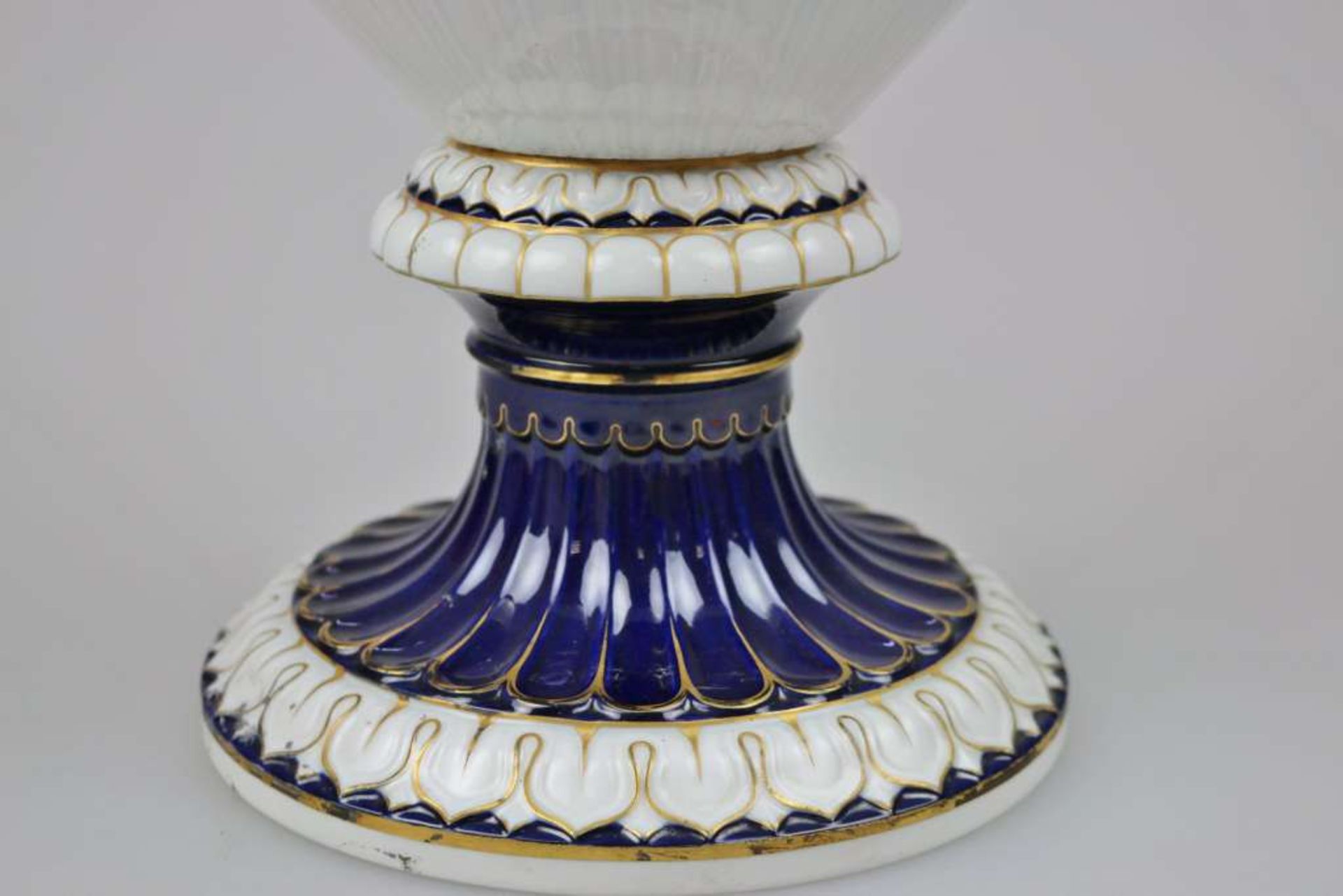 Meissen Schlangenhenkelvase mit Malerei in Kartuschen. Entwurf Ernst August Leuteritz [...] - Bild 11 aus 14