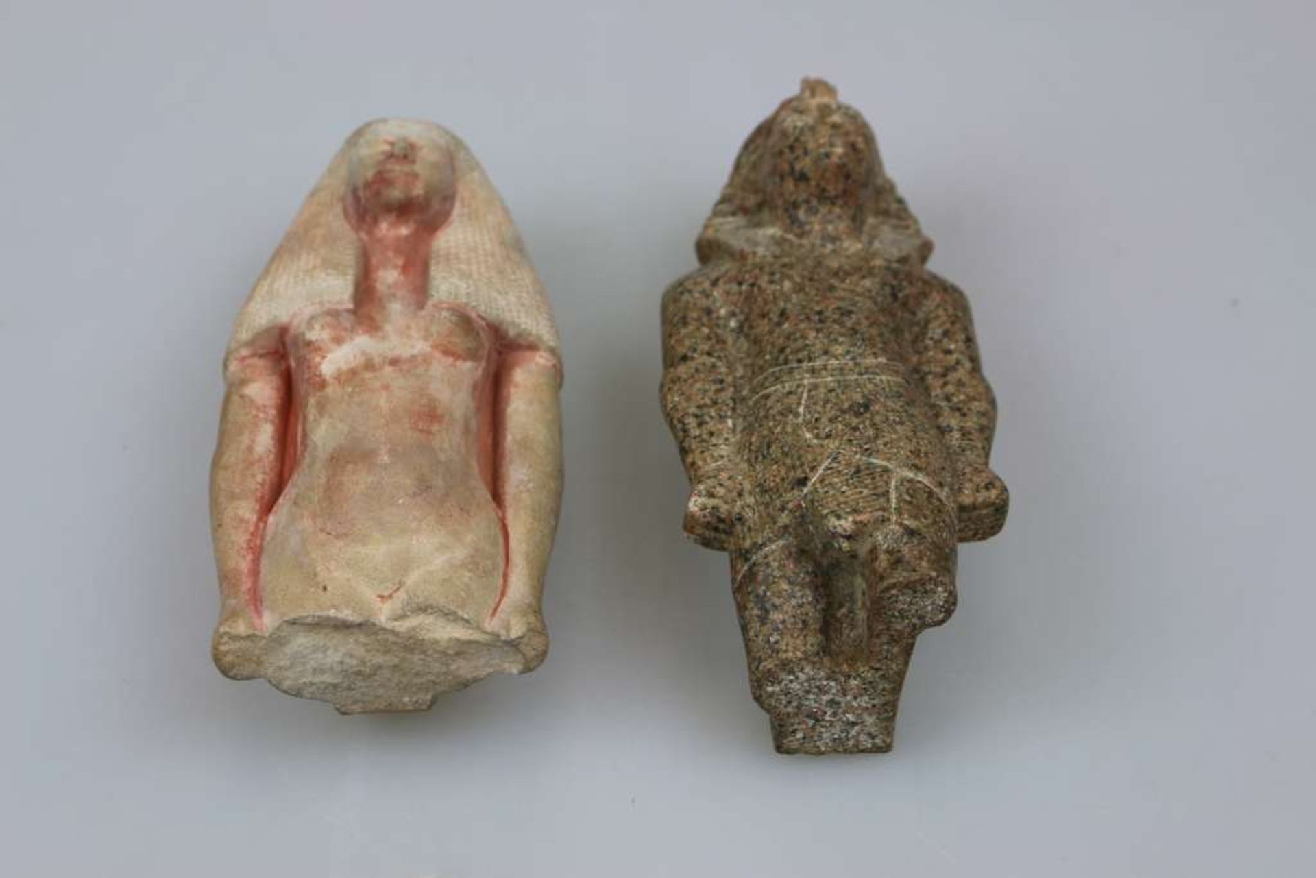 Ägypten, zwei Figuren: Fragment einer jugendlichen Herrscherfigur, Stein, die Hände [...] - Bild 5 aus 6