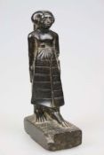 Ägypten, Statuette einer stehenden weiblichen Gestalt, schwarzgrauer Basalt. Die [...]