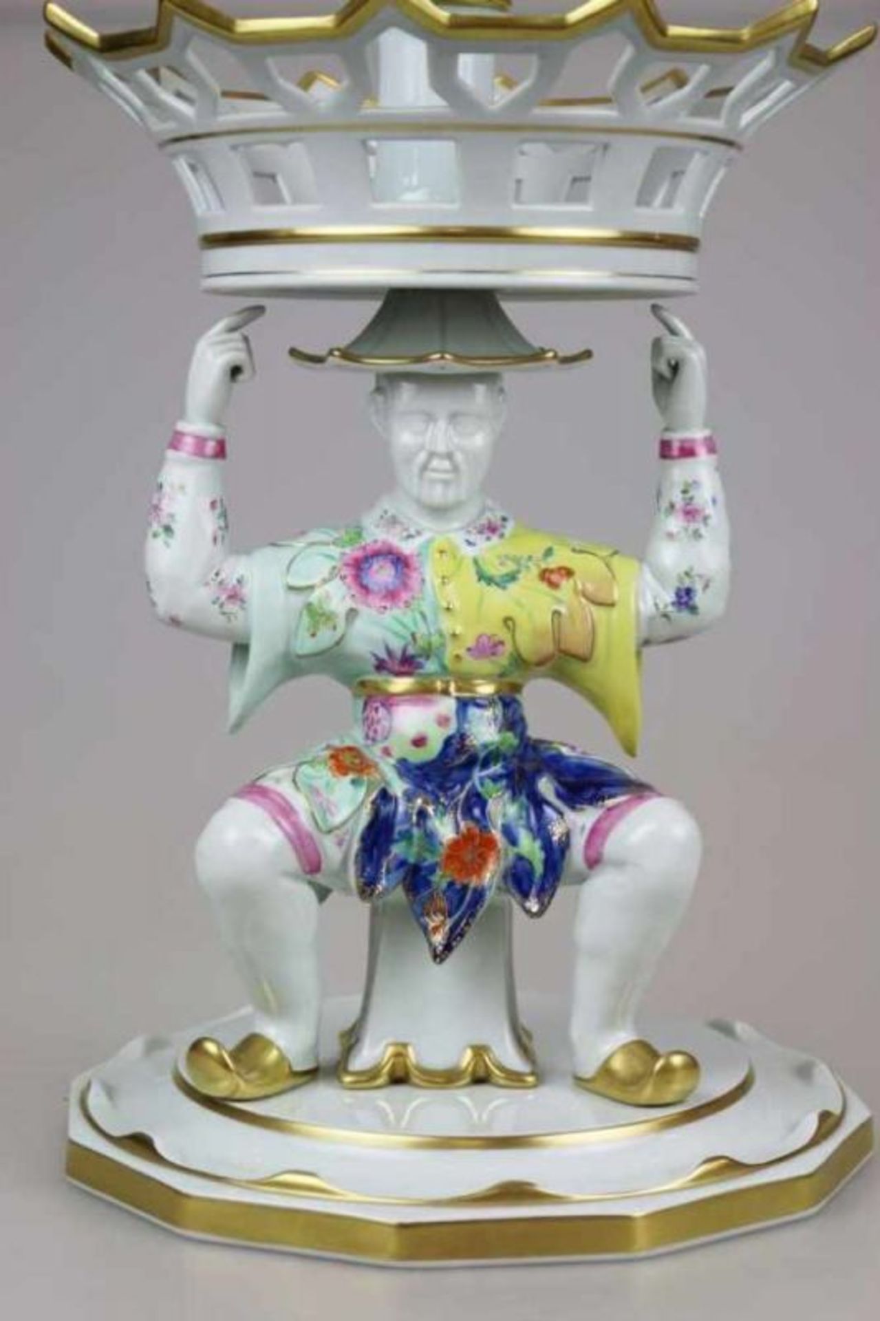 Etagere Portugal, Mottahede. Polychrom bemalte chinesische Figur mit den Händen die [...] - Bild 3 aus 6