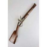 Steinschloßgewehr, sog. Kutschergewehr bzw. Entergewehr. Hersteller M.re de St. Etienne um ca. 1800.