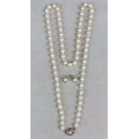 Perlenkette 7 -7,5 mm mit 70 Perlen und 333er Weiss- und Gelbgoldverschluß mit aufgesetzter Perle.