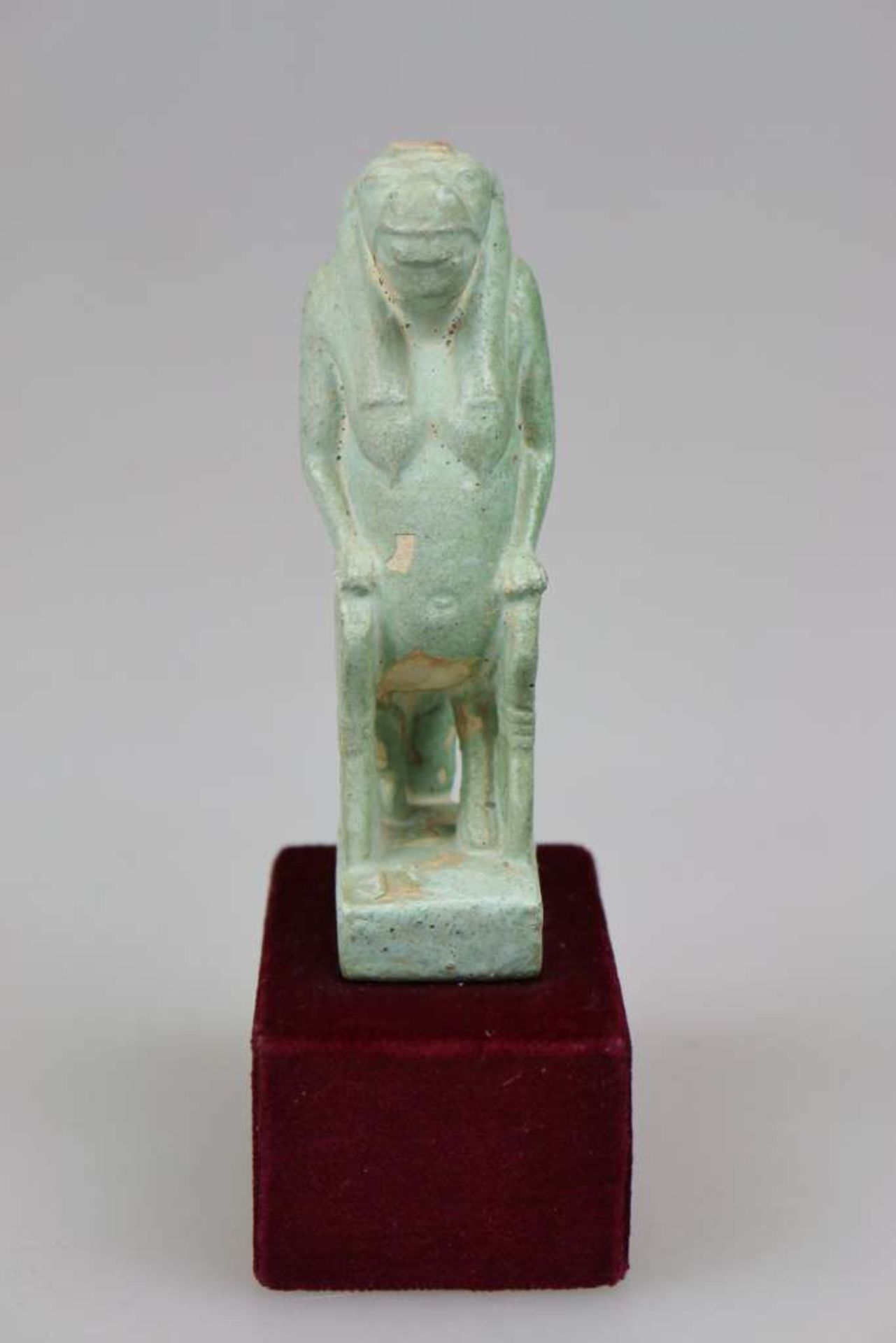 Ägypten, Statuette der Gottheit Taweret, Schutzgottheit der Geburt und Fruchtbarkeit, grün glasierte - Bild 2 aus 3