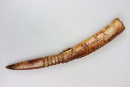 Yoruba, Nigeria, Blashorn aus Elfenbein, ca. Ende 19 Jh. Länge: ca.42 cm. Provenienz: K.