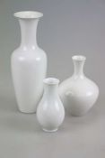 Drei Vasen, KPM, Weissporzellan, unterlasurblaue Zeptermarke, 1. Hälfte 20. Jh.. Höhe: ca. 33 cm, 20