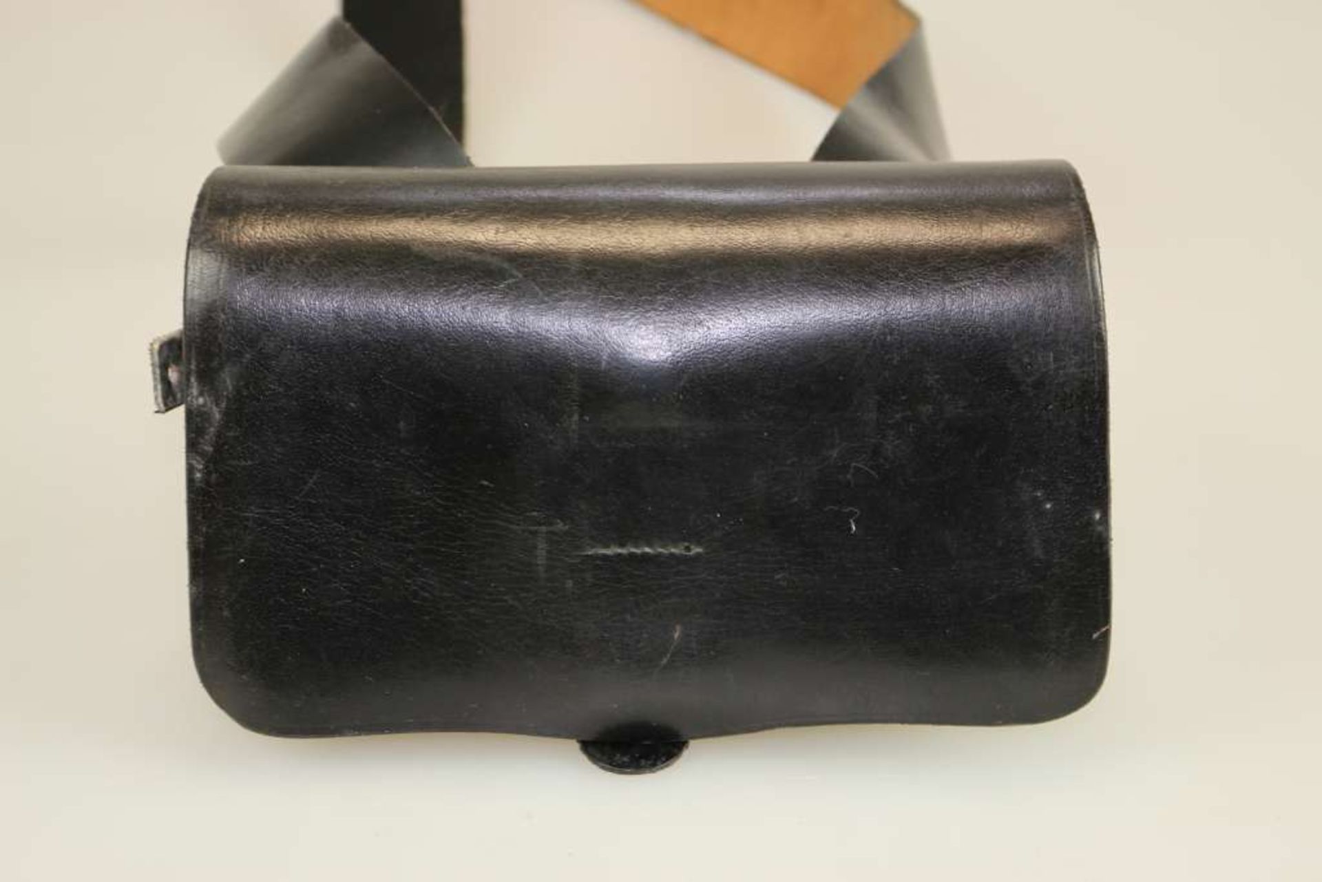 Patronentasche Charleville, 18 Jh.. Schwarzes Leder mit Tragegurt. Holzeinsatz und darunter - Bild 2 aus 5