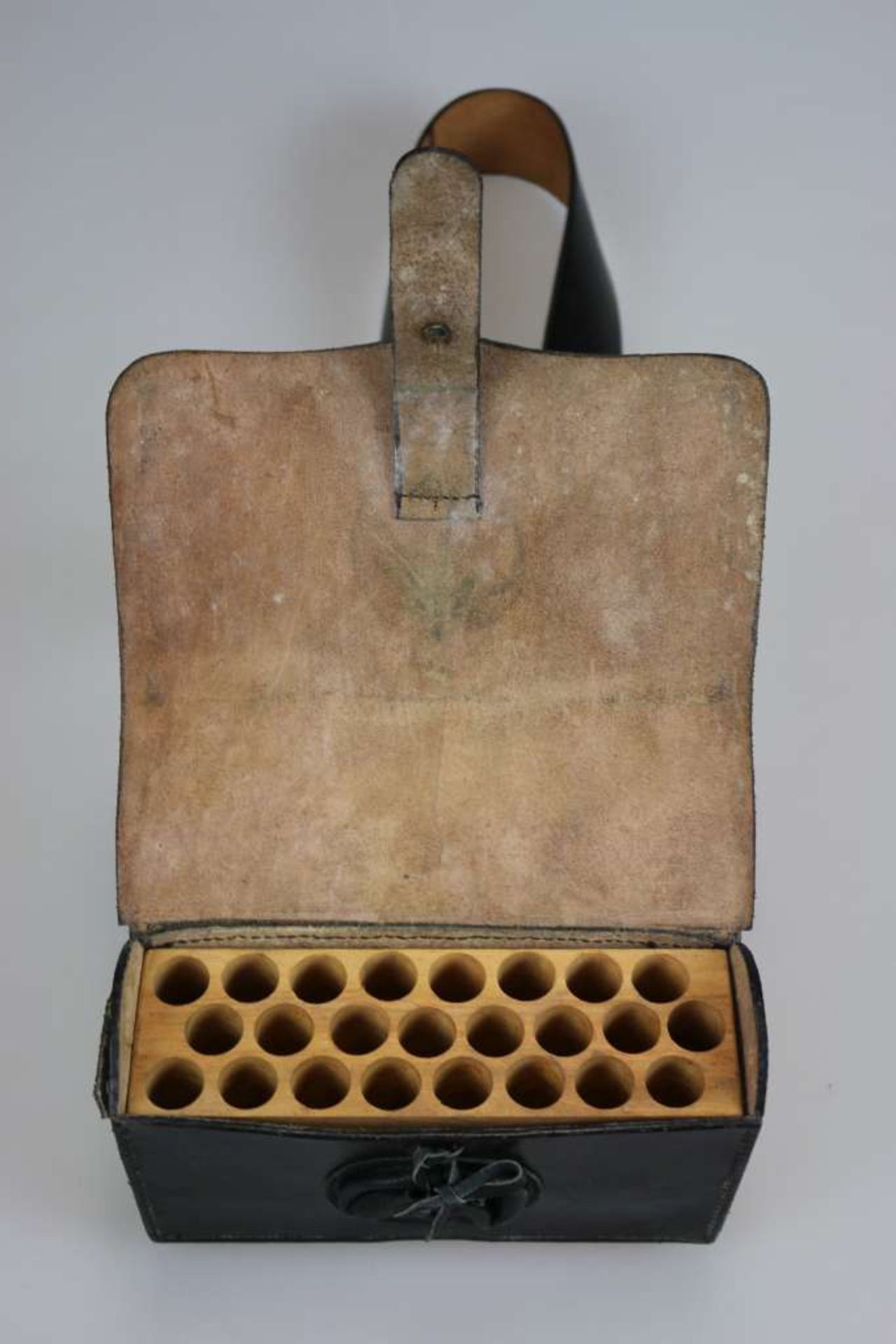 Patronentasche Charleville, 18 Jh.. Schwarzes Leder mit Tragegurt. Holzeinsatz und darunter - Bild 4 aus 5