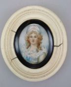 Miniaturmalerei auf Elfenbein, Porträt einer jungen Dame, wohl 19. Jh., Höhe: ca. 6 cm. Rahmung