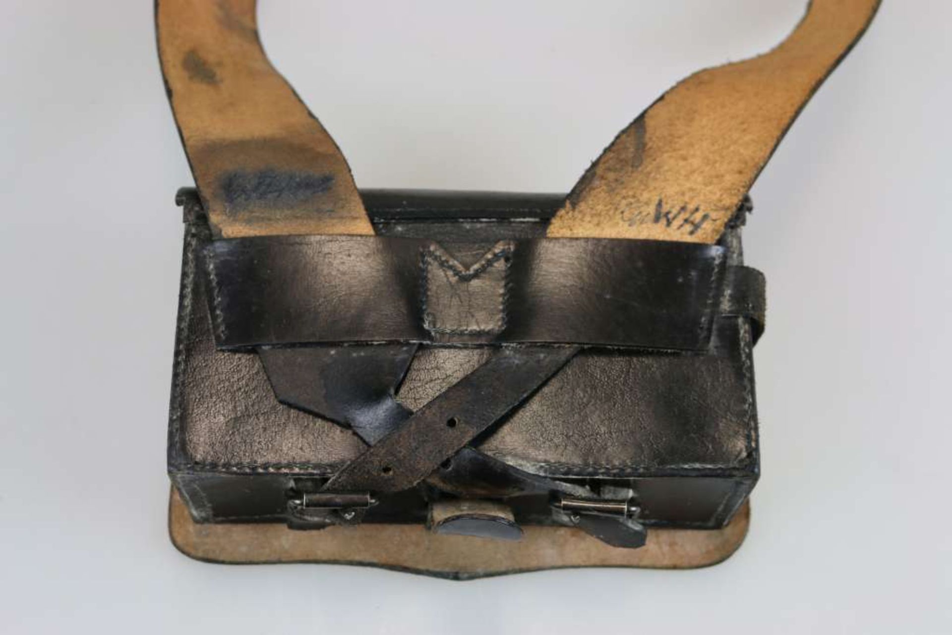 Patronentasche Charleville, 18 Jh.. Schwarzes Leder mit Tragegurt. Holzeinsatz und darunter - Bild 5 aus 5