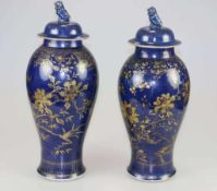 Paar chinesische Deckelvasen, Fond bleue poudré, mit reicher Goldradierung, Ende 19. Jh/Anf. 20. Jh,