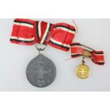 Preussen Rot-Kreuz-Medaille 3. Klasse am Band, Feinzink. Dazu passende Miniatur.