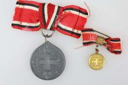 Preussen Rot-Kreuz-Medaille 3. Klasse am Band, Feinzink. Dazu passende Miniatur.