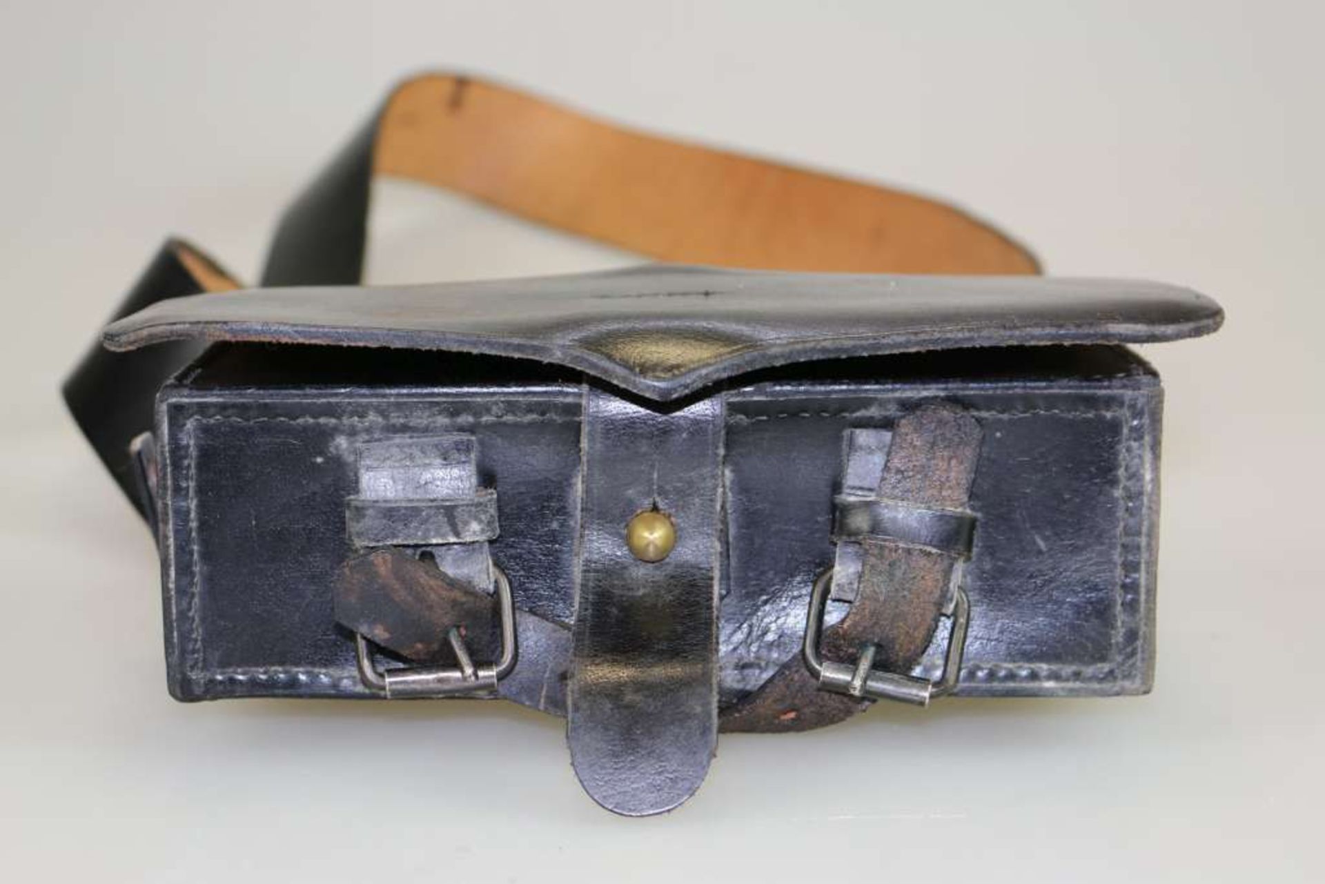 Patronentasche Charleville, 18 Jh.. Schwarzes Leder mit Tragegurt. Holzeinsatz und darunter - Bild 3 aus 5