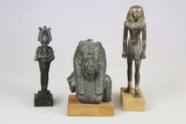 Drei ägyptische Museums-Repliken antiker Figuren. Oberteil einer Göttinen-Statuette (Kunststoff),