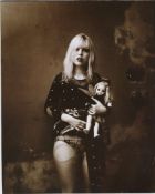 Jan SAUDEK (1935), Fotografie, "Frau mit Puppe", signiert. Maße: 27 x 21,5 cm.