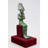 Ägypten, sitzende Osirisstatuette, Bronze. Der Körper ist vollständig von dem eng anliegenden