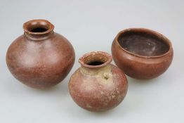3 Gefäße, vermutlich Peru, gebrannter Ton, gefasst: Kugeliger Topf mit nach außen gezogenem