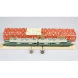 Märklin Doppel-Lokomotive DL 800 in Original-Verpackung, Spur H0. Olivgrünes Gussgehäuse mit je 3