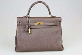 HERMÈS Kelly Bag Retourne 35, chocolate Togo Leder. Kollektion 2011, Stempel "O im Quadrat). Goldene