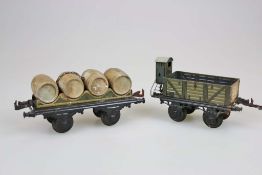 Bing Spur 1, 2 Eisenbahnwagen um 1930. Niederboardwagen mit 4 Holzfässern und Güterwagen offen.