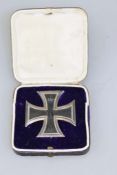 Preussen, Eisernes Kreuz 1914 1. Klasse im Etui mit goldenem Kreuzaufdruck. Rückseitig mit