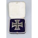 Preussen, Eisernes Kreuz 1914 1. Klasse im Etui mit goldenem Kreuzaufdruck. Rückseitig mit