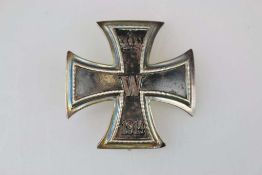 Preussen, Eisernes Kreuz 1914 1. Klasse in Silber. Gewölbte Form an Längsnadel, rückseitig