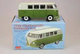 Sun Star Volkswagen Standard Bus 1958, grün/weiss lackierte Metallausführung. Maßstab 1:12,