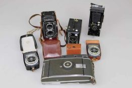 Konvolut Fotoapparate und Zubehör, insgesamt 7 Teile, u.a. RolleiFlex, Polaroid und Zeiss Ikon.