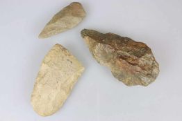 Faustkeile, 3 Steingeräte, Epoche mittleres Pleistozän Acheuléen, ca. 1 Million Jahre. Fundort