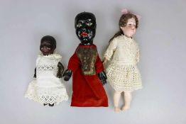 Drei verschiedene Puppen um 1900. Revalo 7, Babypuppe AM Germany sowie eine Puppe mit Holzkopf und