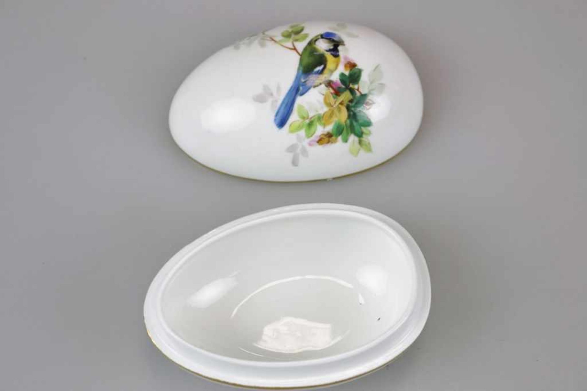 Meissen Ei-Dose, Bonbonniere. Oberteil staffiert mit einer Blaumeise, Unterteil Schmetterling und - Bild 3 aus 4