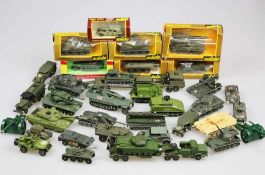 Konvolut Metall Militär-Modelle, Panzer und Fahrzeuge. Maßstab wohl vorwiegend 1:43, verschiedene