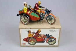 Mechanisches Motorrad mit Beiwagen, Blech farbig lithographiert, Hersteller Firma Paya Hermanos,