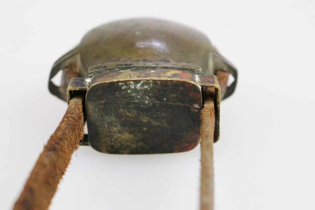 Zündkrautbehälter mit Lederriemen, wohl Indien 19 Jh. Messing, Höhe: ca. 6 cm. - Image 2 of 2