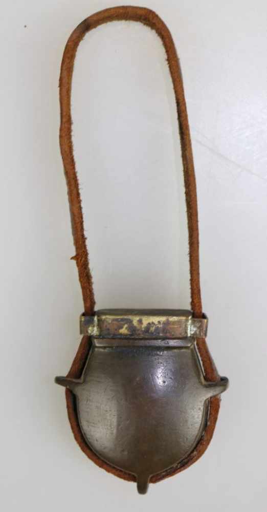 Zündkrautbehälter mit Lederriemen, wohl Indien 19 Jh. Messing, Höhe: ca. 6 cm.
